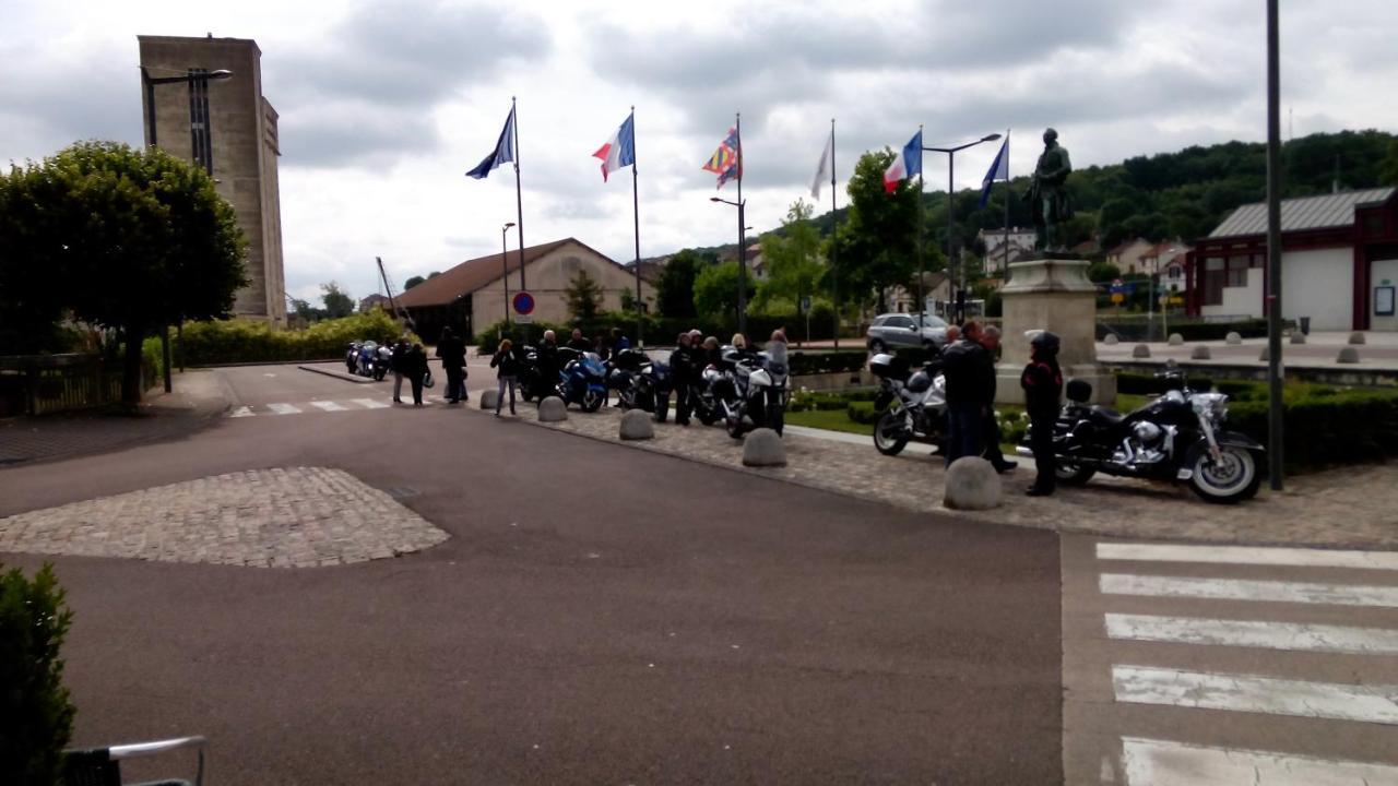 Hotel Restaurant Les Templiers Montbard Exterior photo